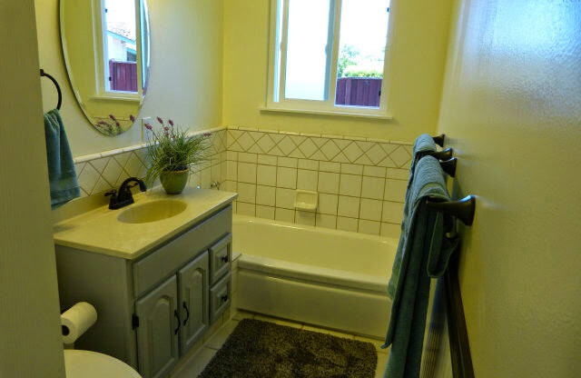 Beautiful 3bd Single Story House With In-unit Laundry