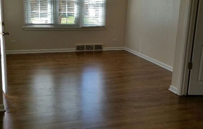 AWESOME 3-BDRM HOME NEAR DU - INCLUDES GARAGE + OFF-STREET PARKING!