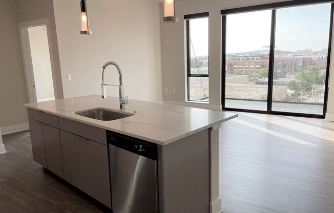 1 bed, 1 bath, 883 sqft, $1,900, Unit 321 Jefferson-605