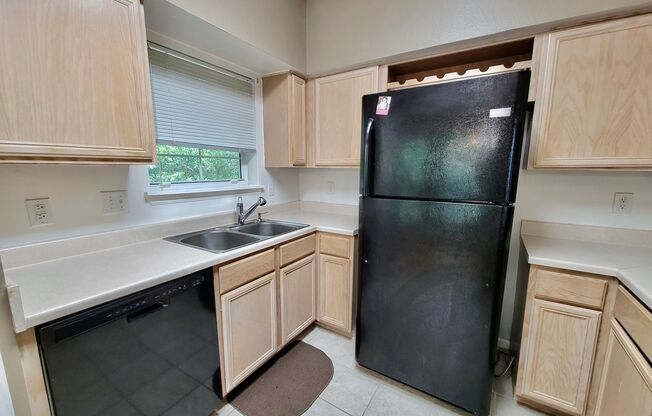 2 beds, 1 bath, $2,100, Unit #14208