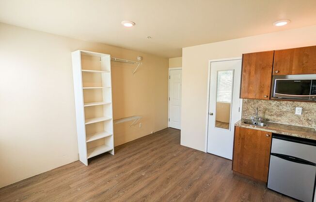 Studio, 1 bath, 165 sqft, $1,050, Unit 351