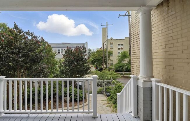 Lovely 4br/2bth home w/parking in Petworth - Priced to rent ASAP!