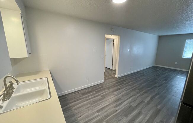 2 beds, 1 bath, 760 sqft, $1,100, Unit 12