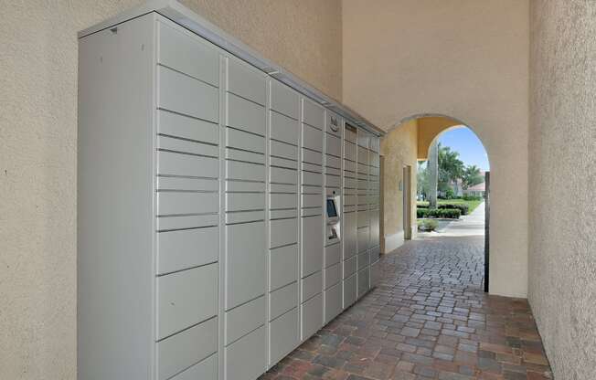 Amazon Hub Lockers | Floresta