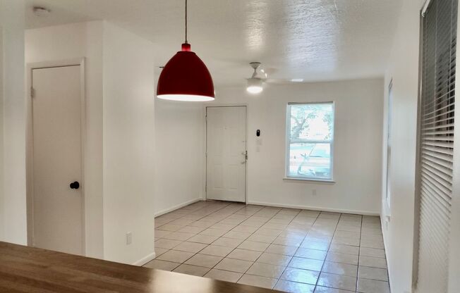 2 beds, 1 bath, 832 sqft, $1,050