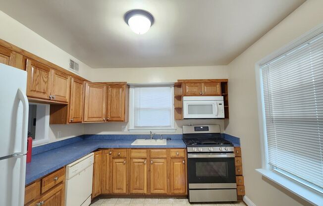 2 beds, 2 baths, $3,000, Unit 1123 S. HARRISON ST.