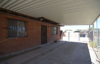 Charming 2 Bedroom 1 Bath Duplex! Great West Tucson Location! Close to the I-10!