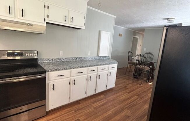 3 beds, 1 bath, $1,300