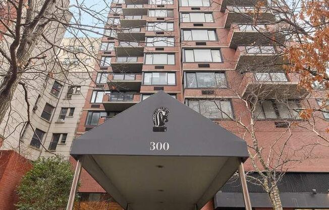 1 bed, 1.5 baths, 870 sqft, $6,000, Unit 2103