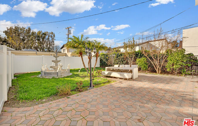 1131 S Swall Dr