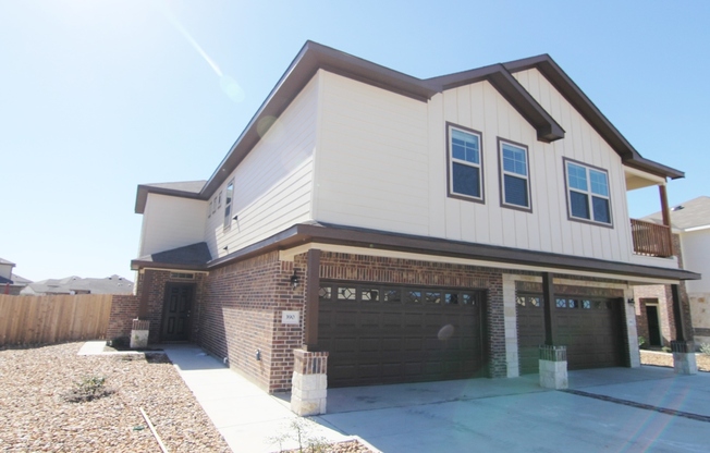 Large 3 Bedroom Duplex near Creekside Entertainment Area / Game Room / Large Back Yard / CISD