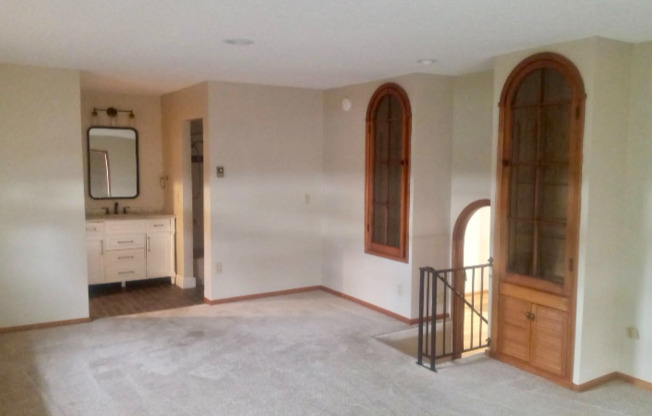 1221 S DIVISION