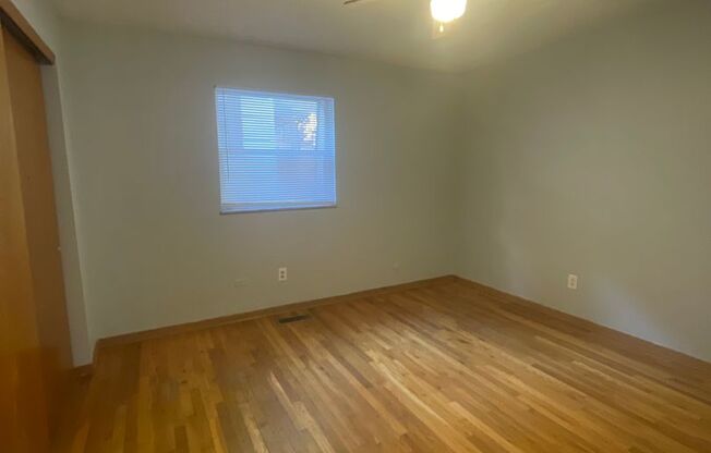 2 beds, 1 bath, $995, Unit Unit B