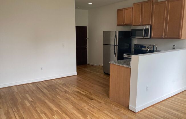 2 beds, 2 baths, 1,000 sqft, $1,799, Unit 22-2