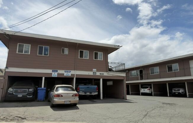 Commuter dream 2 bedroom, 1 bath unit in Monument Corridor