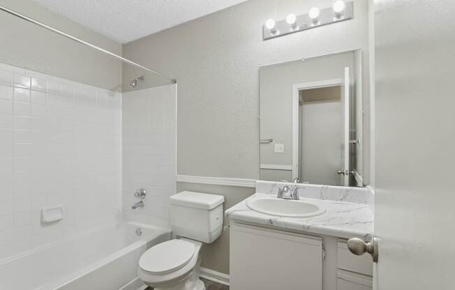 Woodmere Trace Apartmements in Duluth, GA Bathroom