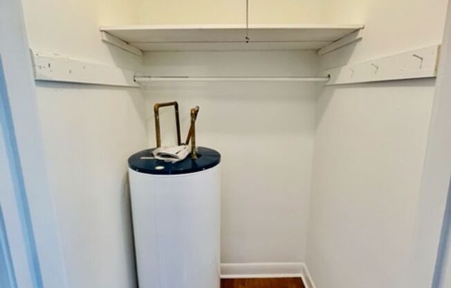 1 bed, 1 bath, $900, Unit McIver St  215-B