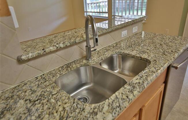 BEAUTIFUL 3 BEDROOMS / 2 BATH HOME IN SETTLERS CROSSING