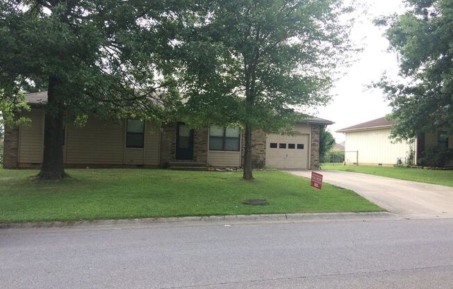 3 Bedroom Ranch Nixa-new carpet