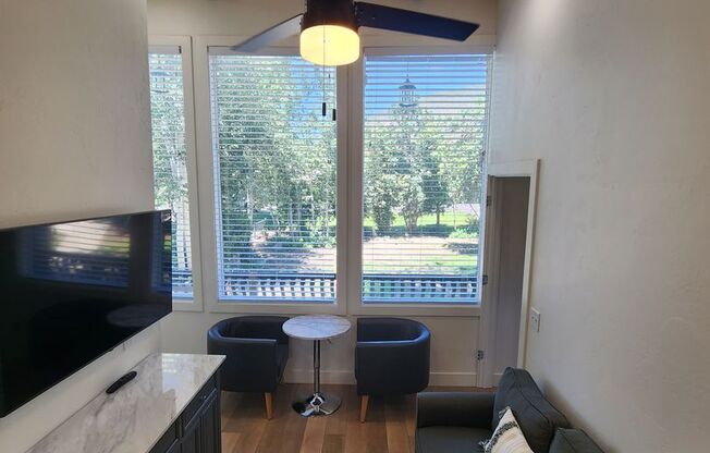 1 bed, 1 bath, 600 sqft, $1,250, Unit B