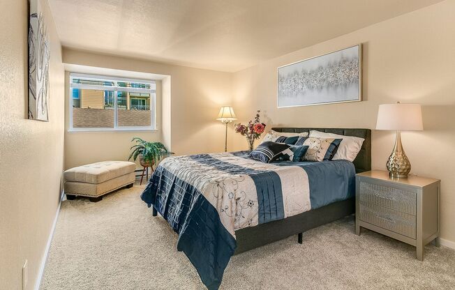 Beautiful Top Floor 2 Bed 2 Bath Condo in Factoria
