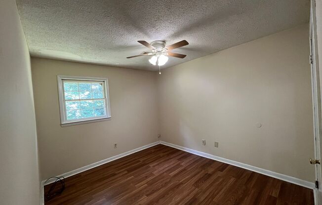 3 beds, 1 bath, $1,100, Unit Apt B