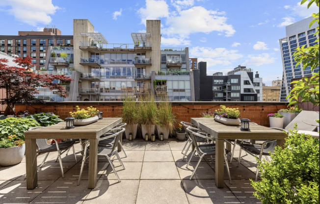 445 W 19 ST