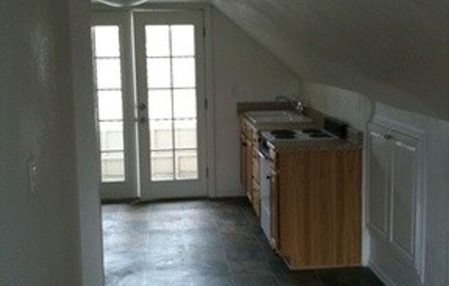 Charming upstairs studio. Close to shopping