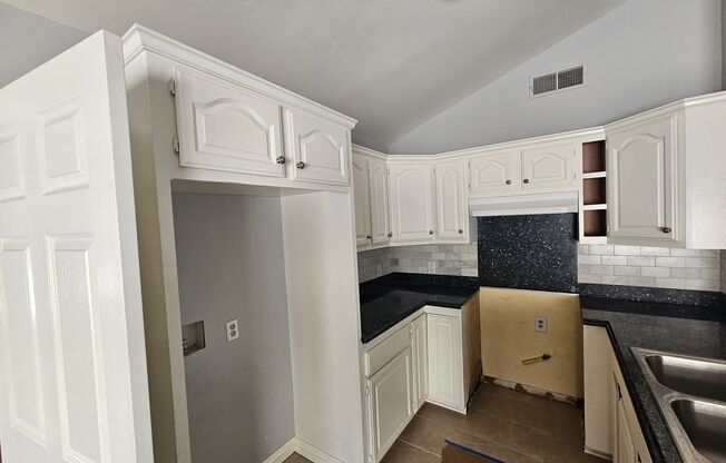 2 beds, 1 bath, $2,650, Unit 8512