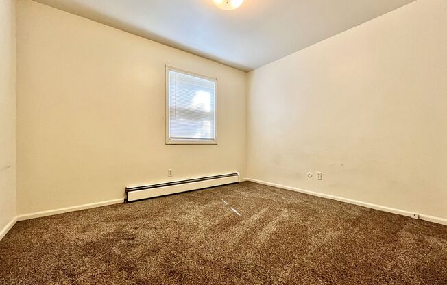 3 beds, 1 bath, $1,595, Unit 29th 2252 #4