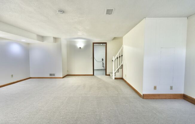 3 beds, 2 baths, 2,000 sqft, $1,995, Unit 32