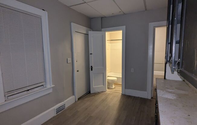 3 beds, 1 bath, $950, Unit Unit 1