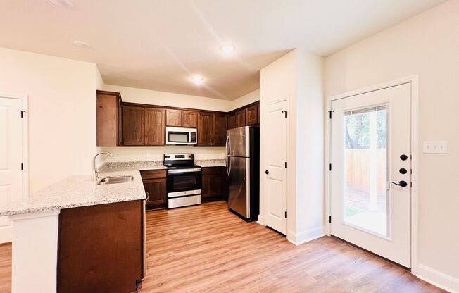 3 beds, 2.5 baths, $1,425, Unit 10318 Lynwood Village Unit 102