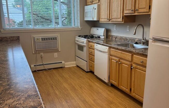 2 beds, 1 bath, 685 sqft, $1,690, Unit H07