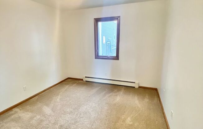 3 beds, 1 bath, $1,550, Unit 6