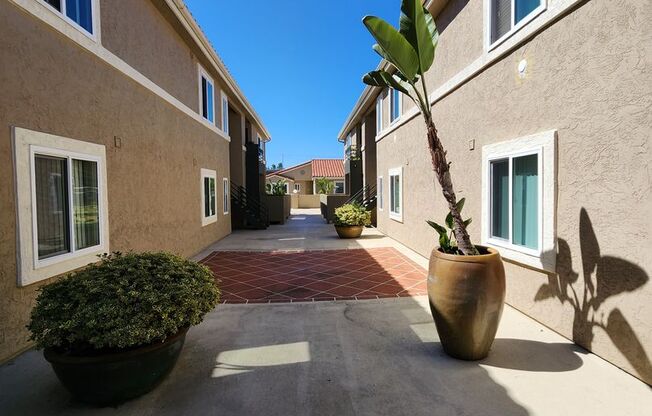 2 Bedroom Upper Unit in UTC