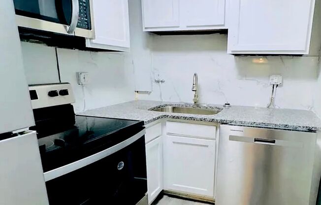 Discover Chic & Convenient Living at Robinson Gardens Apartments located in Marietta!