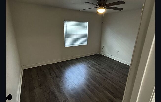 2 Bedroom, 1 Bathroom Home!