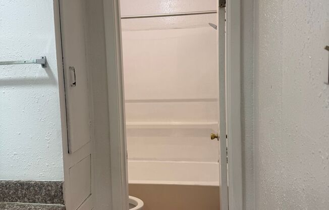 2 beds, 1 bath, 715 sqft, $1,340