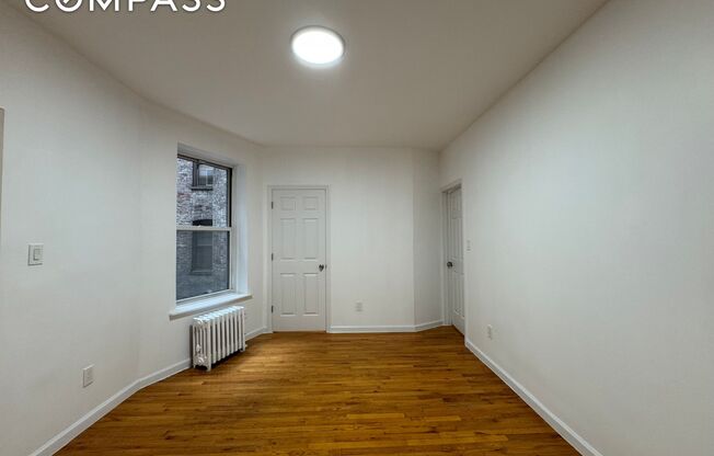 451 W 44 ST