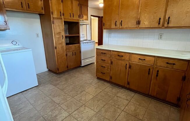 2 beds, 1 bath, 903 sqft, $1,250, Unit B-5