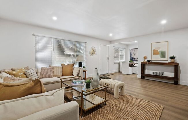 2 beds, 1 bath, 800 sqft, $2,475, Unit Unit 206