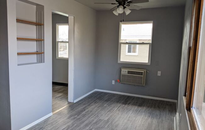 2 beds, 1 bath, $935, Unit 2