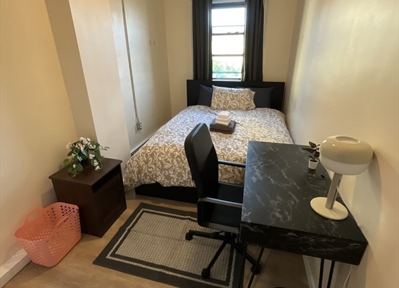 3 beds, 1 bath, 1,100 sqft, $4,700, Unit 3