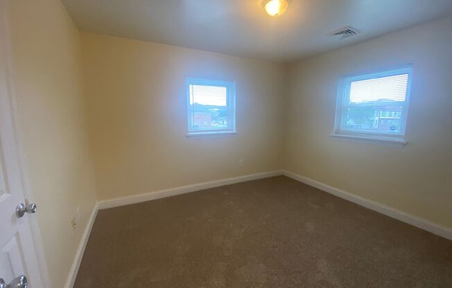 2 beds, 1 bath, $1,150, Unit 2600B