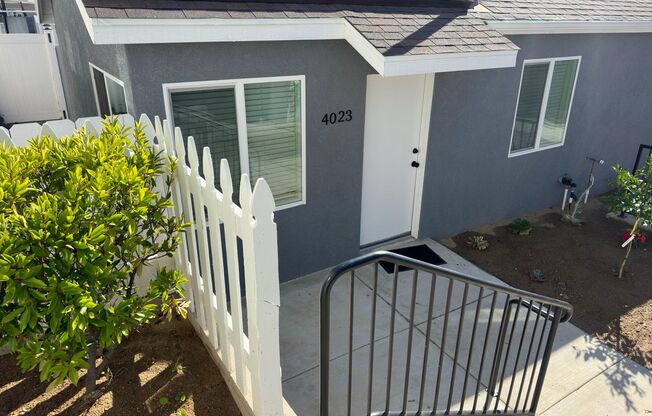 Updated 2 Bedroom House with laundry in Mountain View!