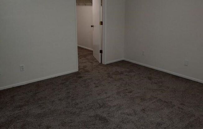 3 beds, 1 bath, $1,675, Unit 1559