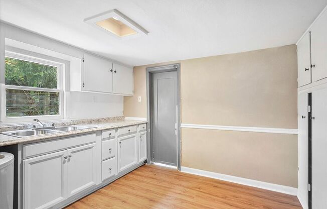 1 bed, 1 bath, 552 sqft, $875, Unit 92 W. 55th St. Unit 1