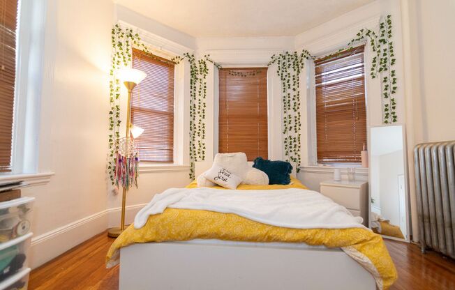 3 beds, 1 bath, $3,200, Unit Unit #9