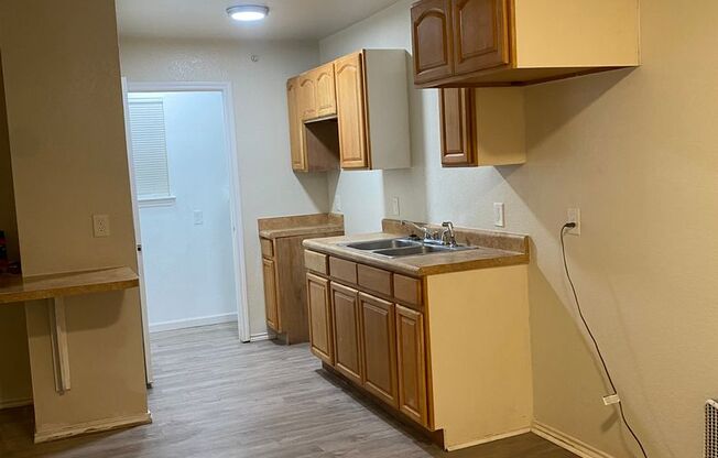 2 beds, 1 bath, 709 sqft, $1,000, Unit UNIT 2